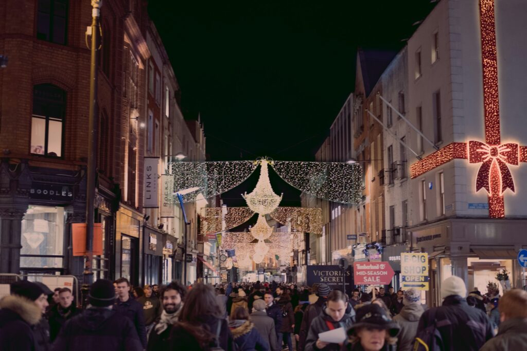 Grafton Street à Dublin de nuit, avec ses guirlandes de Noël et ses passants