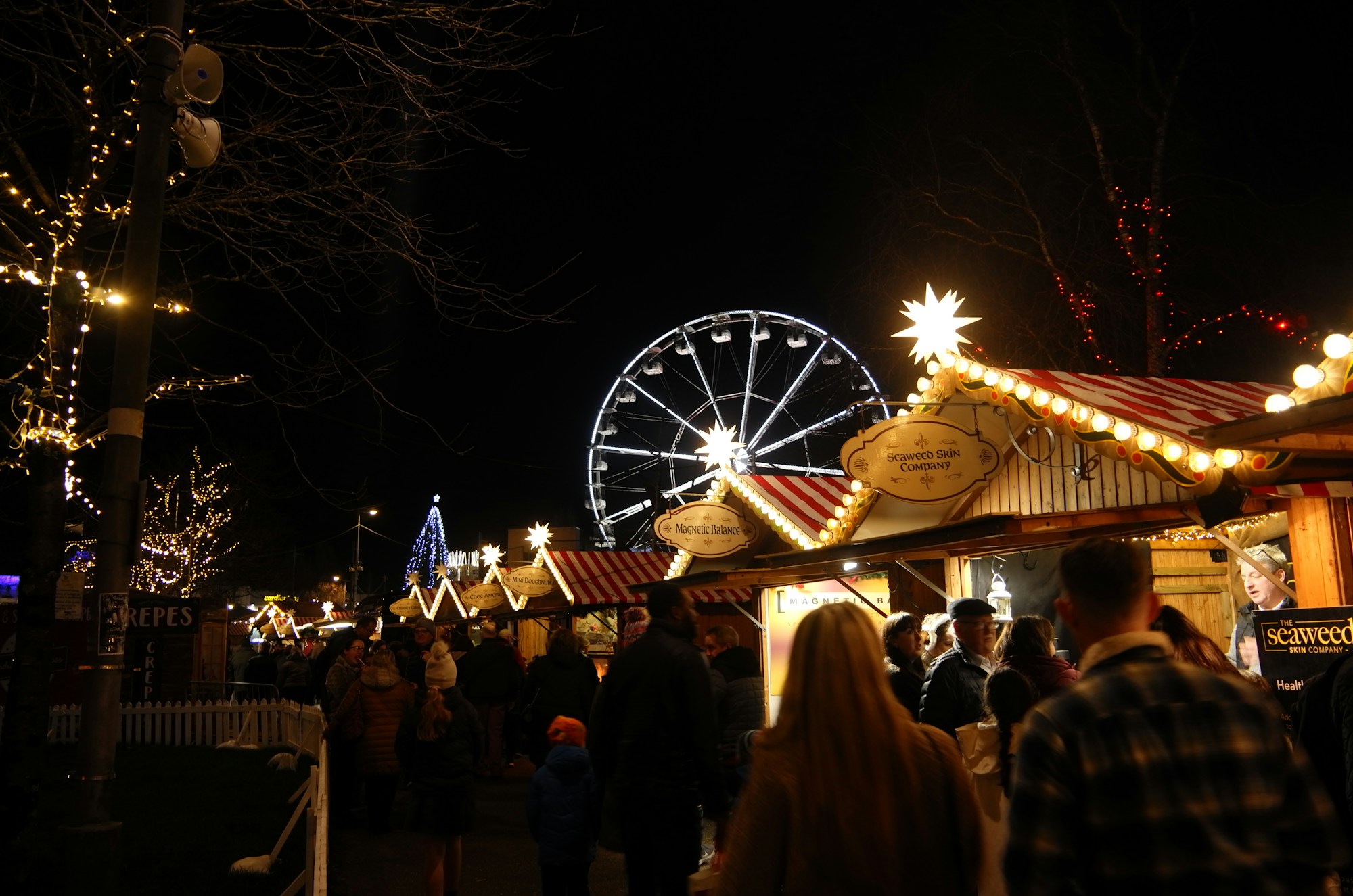 Casetas iluminadas de un mercado navideño irlandés, en Galway, de noche