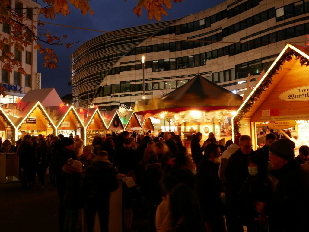 Marché de Noël au centre de Düsseldorf, chalets éclairés en fin de journée