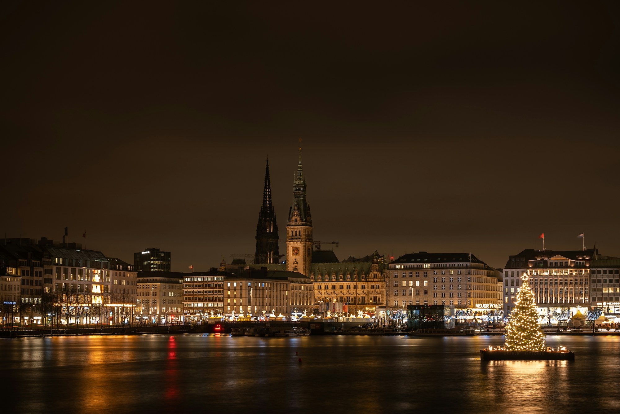 El Jungfernstieg y el ayuntamiento de Hamburgo, decorados para Navidad a orillas del Alster
