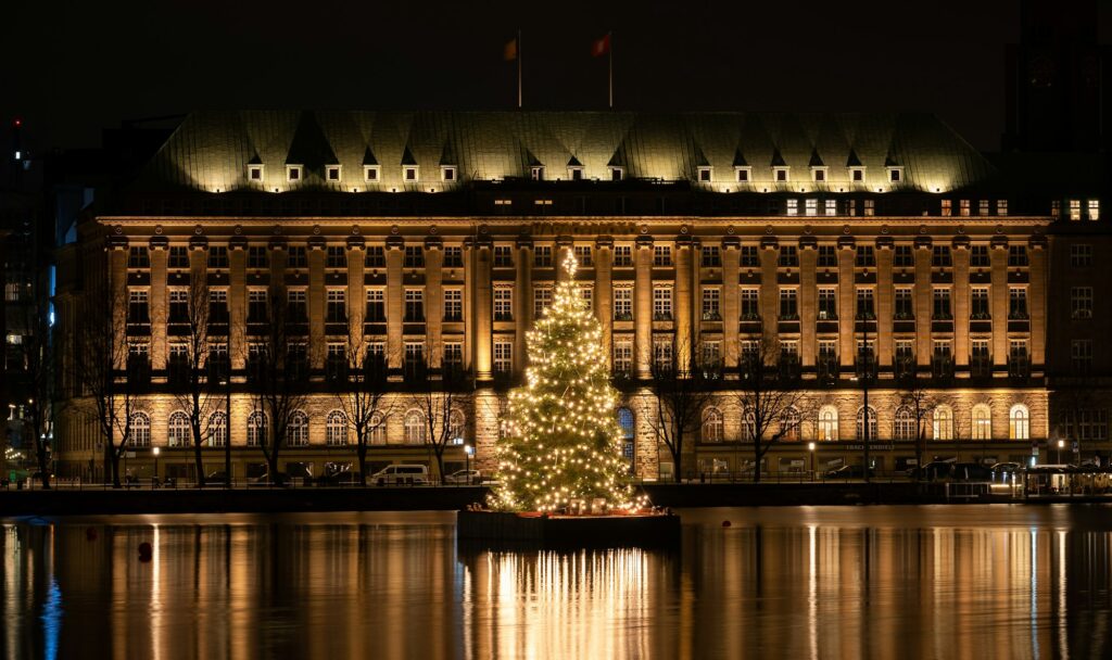 Sapin de Noël illuminé flottant sur l'Alster, au centre de Hambourg, à la tombée de la nuit