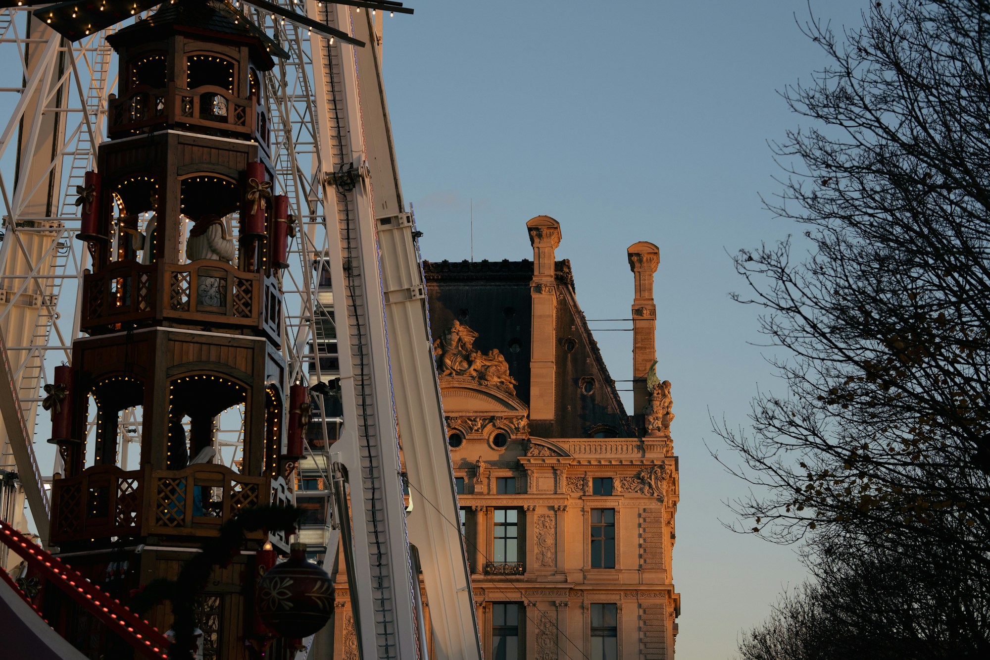 Holzpyramide mit Riesenrad nahe dem Louvre in der Abenddämmerung