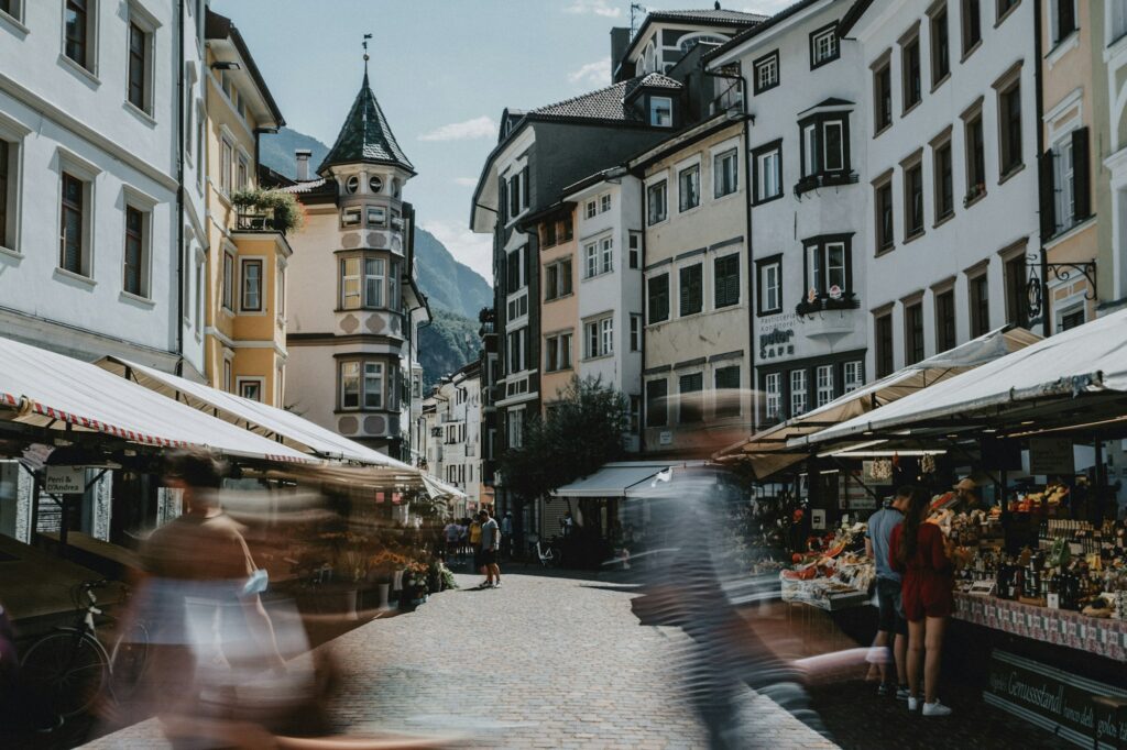Stands du marché de Noël dans une rue piétonne du centre de Bolzano