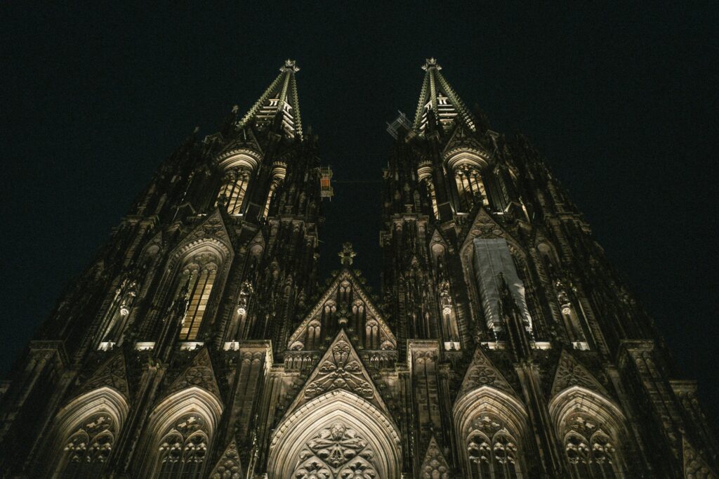 Façade illuminée de la cathédrale de Cologne, de nuit