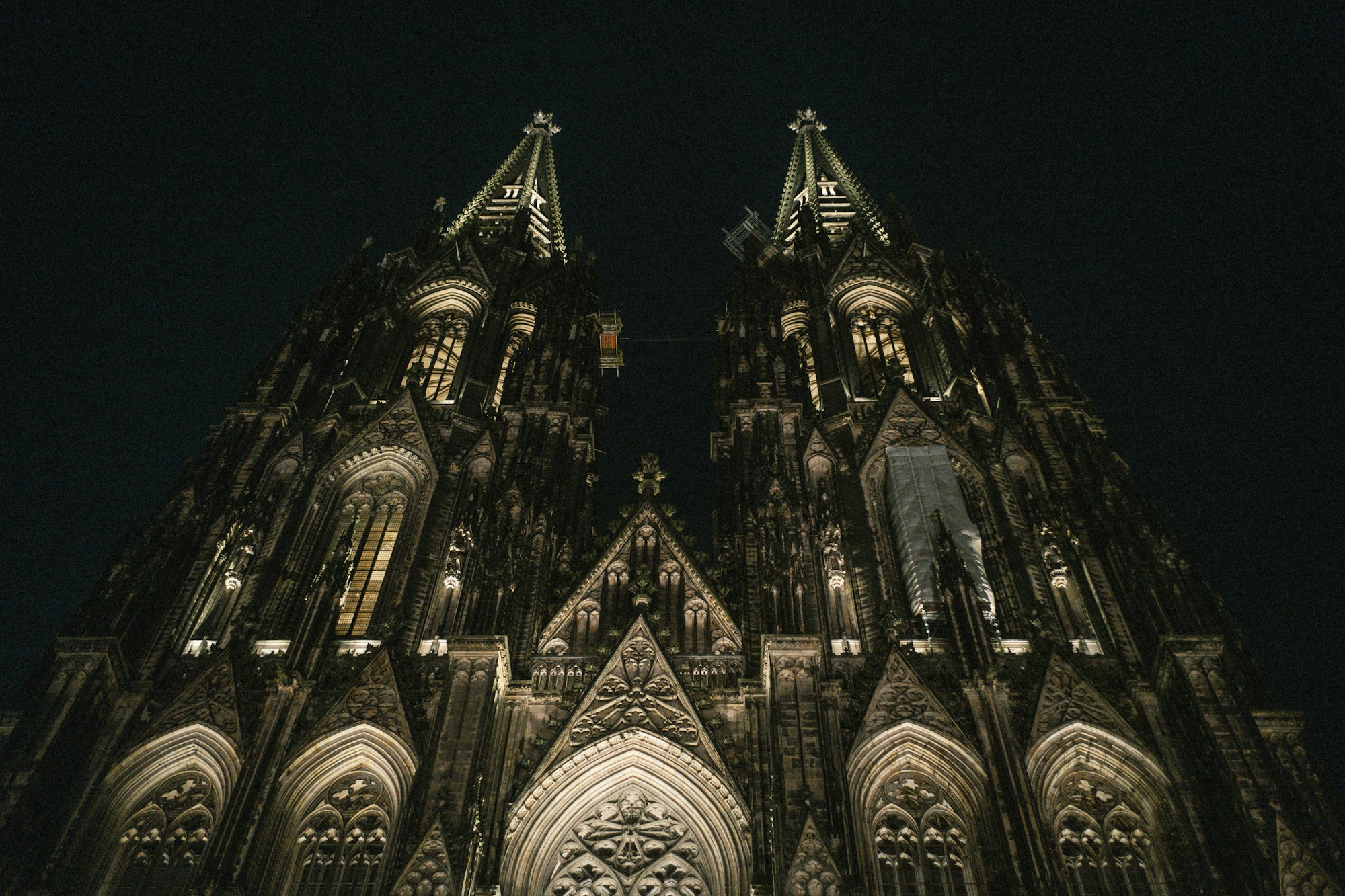 Beleuchtete Fassade des Kölner Doms bei Nacht