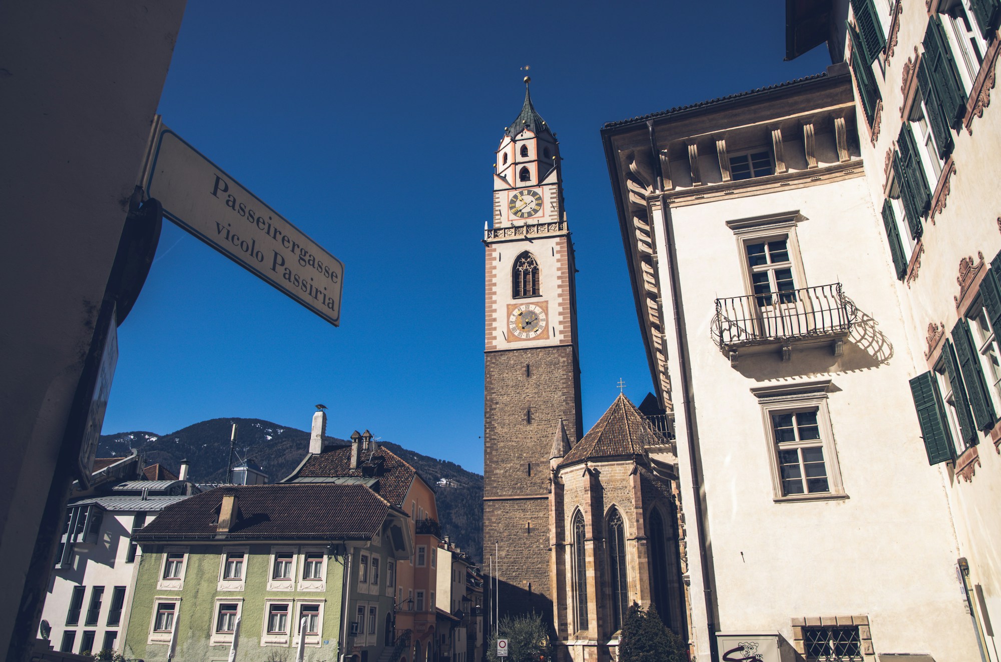 Turm der Sankt-Nikolaus-Kirche im Zentrum von Meran