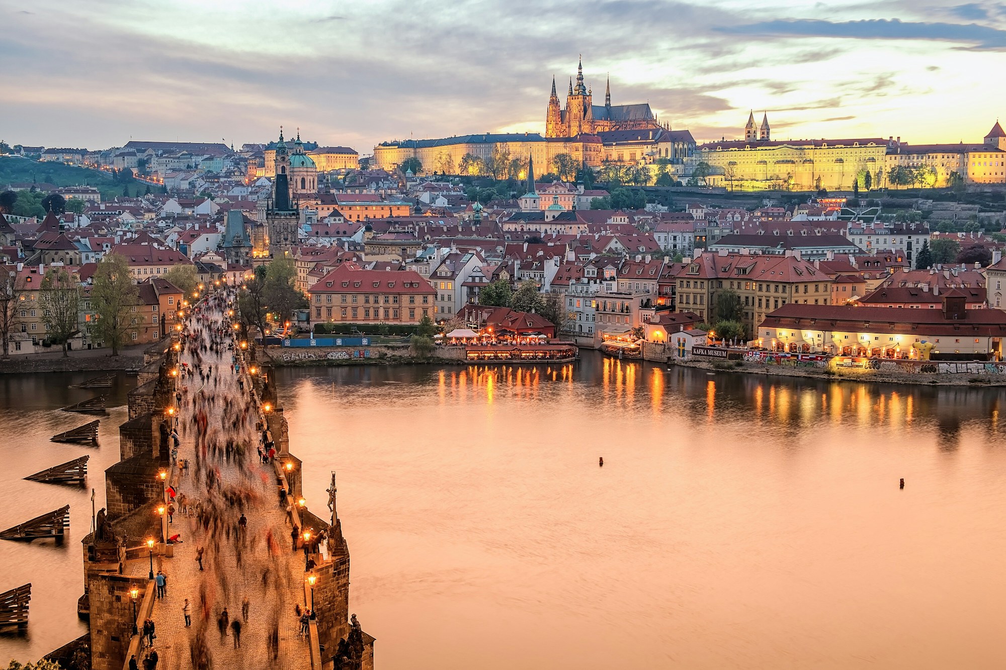 Centro histórico de Praga al atardecer, con sus tejados y fachadas iluminadas