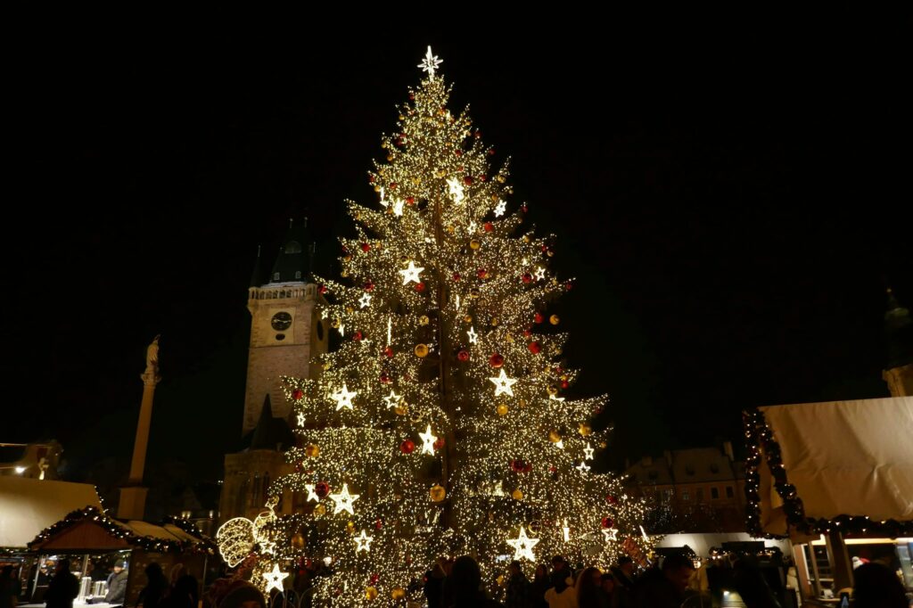 Árbol de Navidad decorado y mercadillo navideño de noche en Praga, lado de la Ciudad Vieja (foto no tomada en la plaza Venceslao)