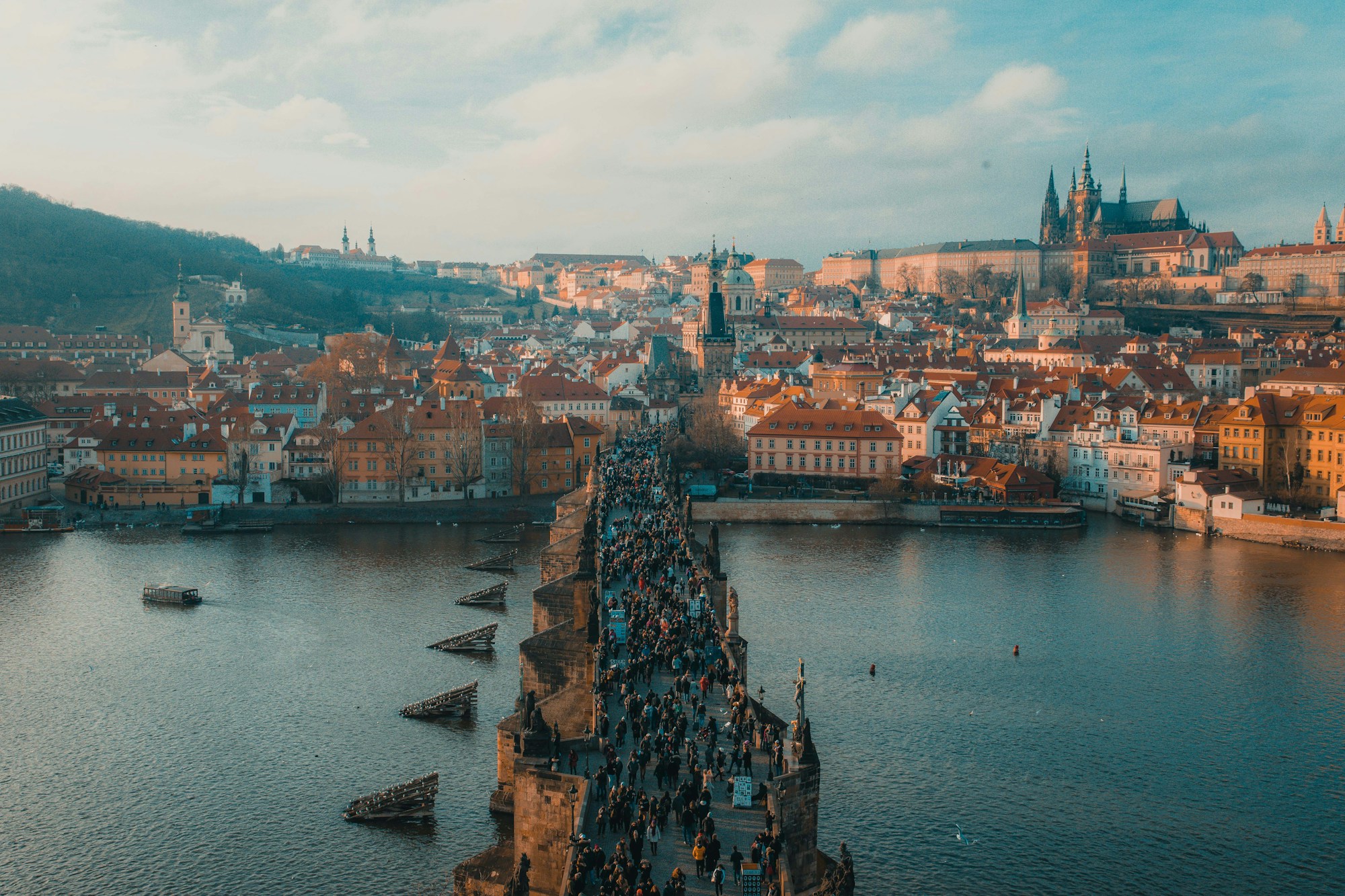 Puente histórico de Praga fotografiado de día