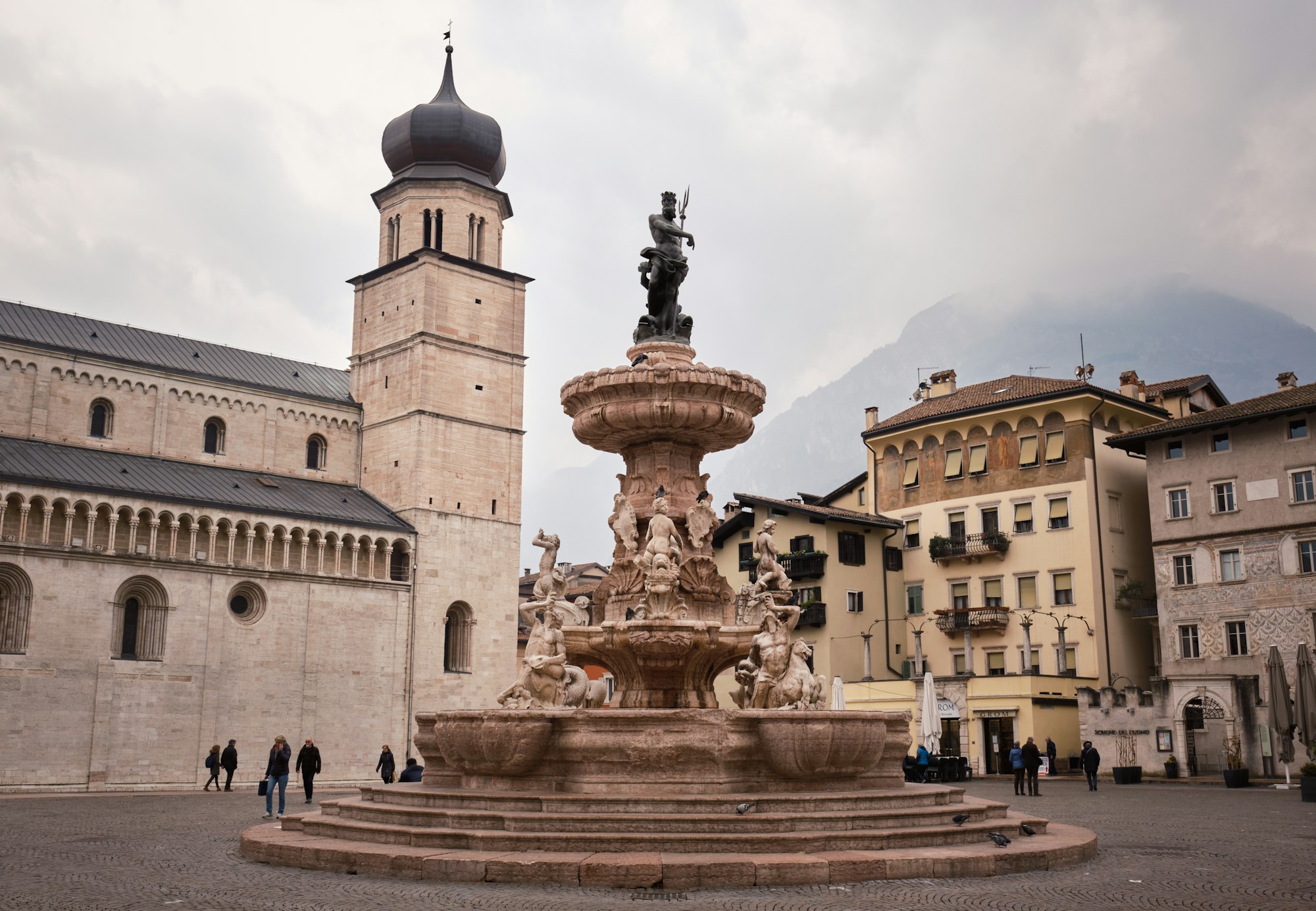 Neptunbrunnen und Dom von Trient auf der Piazza del Duomo