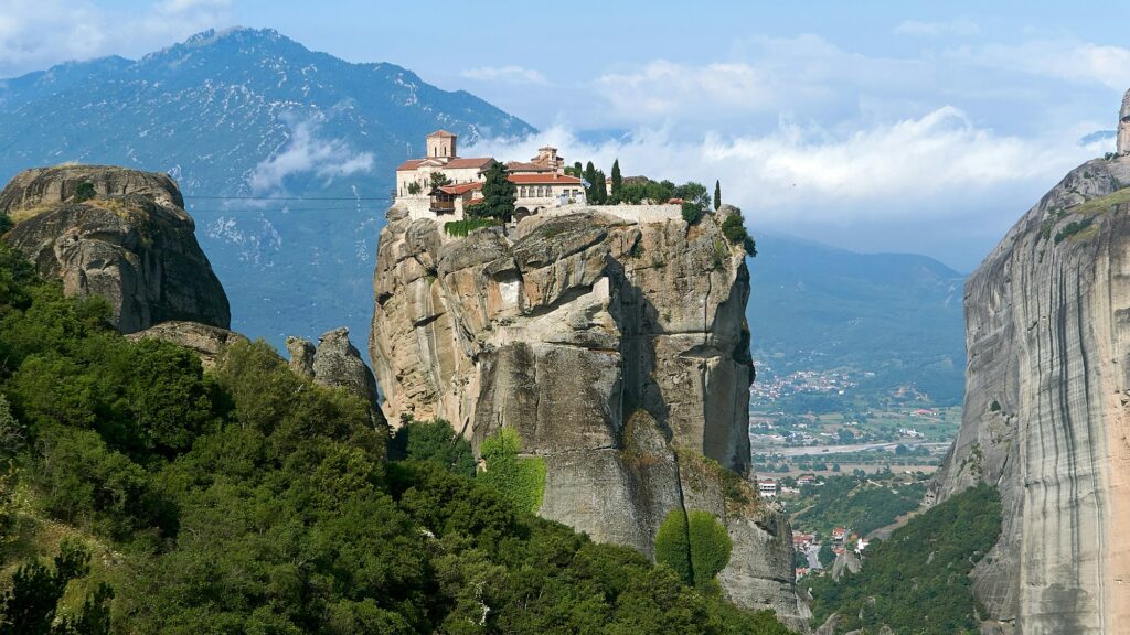 Monastère perché sur un rocher des Météores, vallée de Kalambaka en contrebas