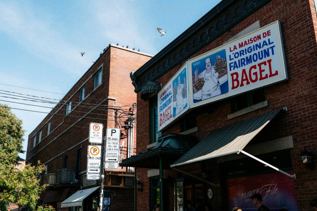 Façade de la boulangerie Fairmount Bagel, dans le Mile End à Montréal