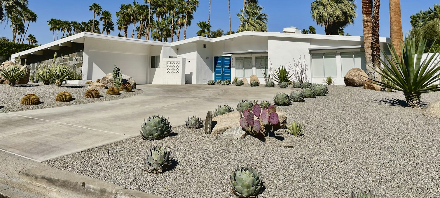 Midcentury modern house with horizontal lines in Palm Springs