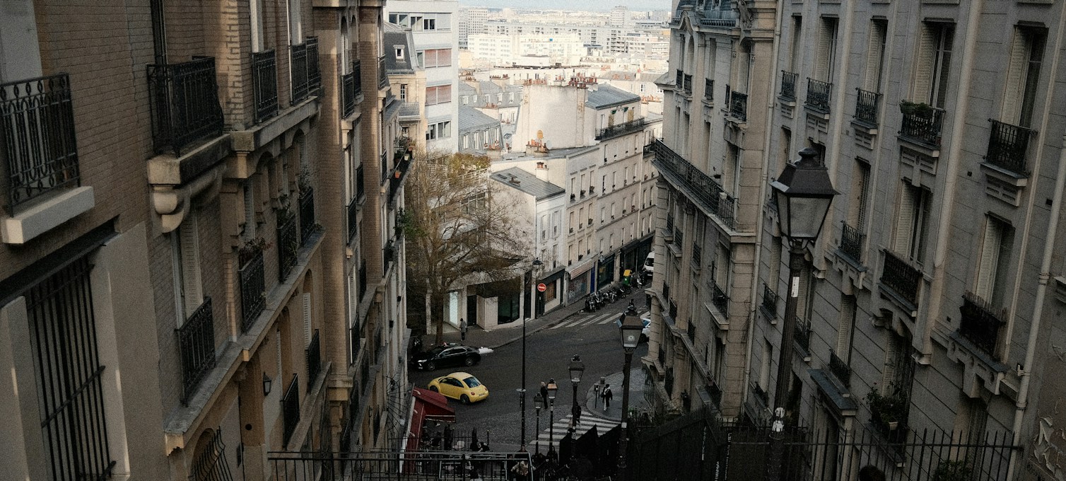 Rue pavée en pente et escaliers de la butte Montmartre à Paris