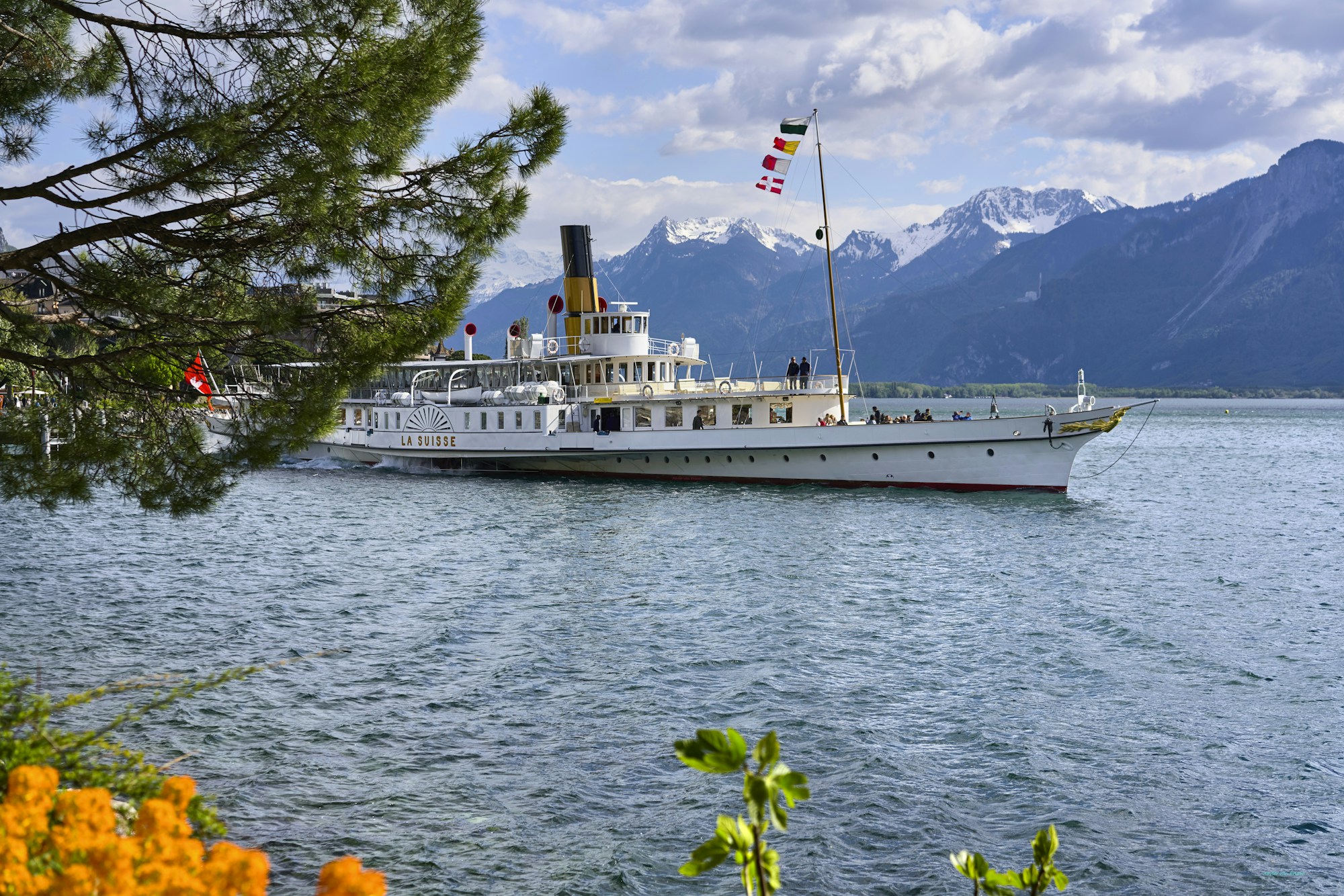 Barco de ruedas en el Léman, con los Alpes al fondo