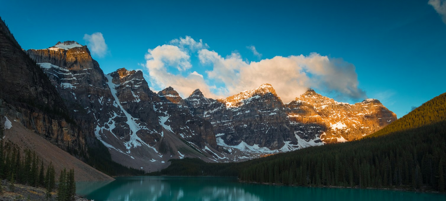 Lac Moraine et ses montagnes enneigées, parc national de Banff