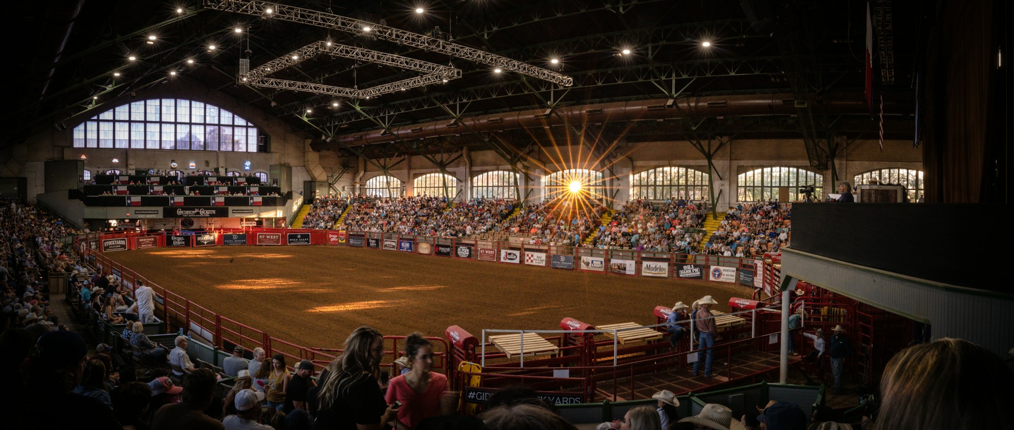 Arène de rodéo intérieure aux tribunes pleines