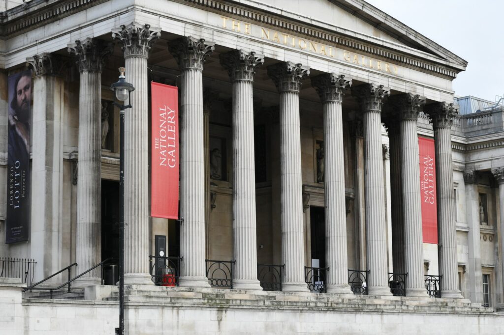 Façade de la National Gallery sur Trafalgar Square, à Londres