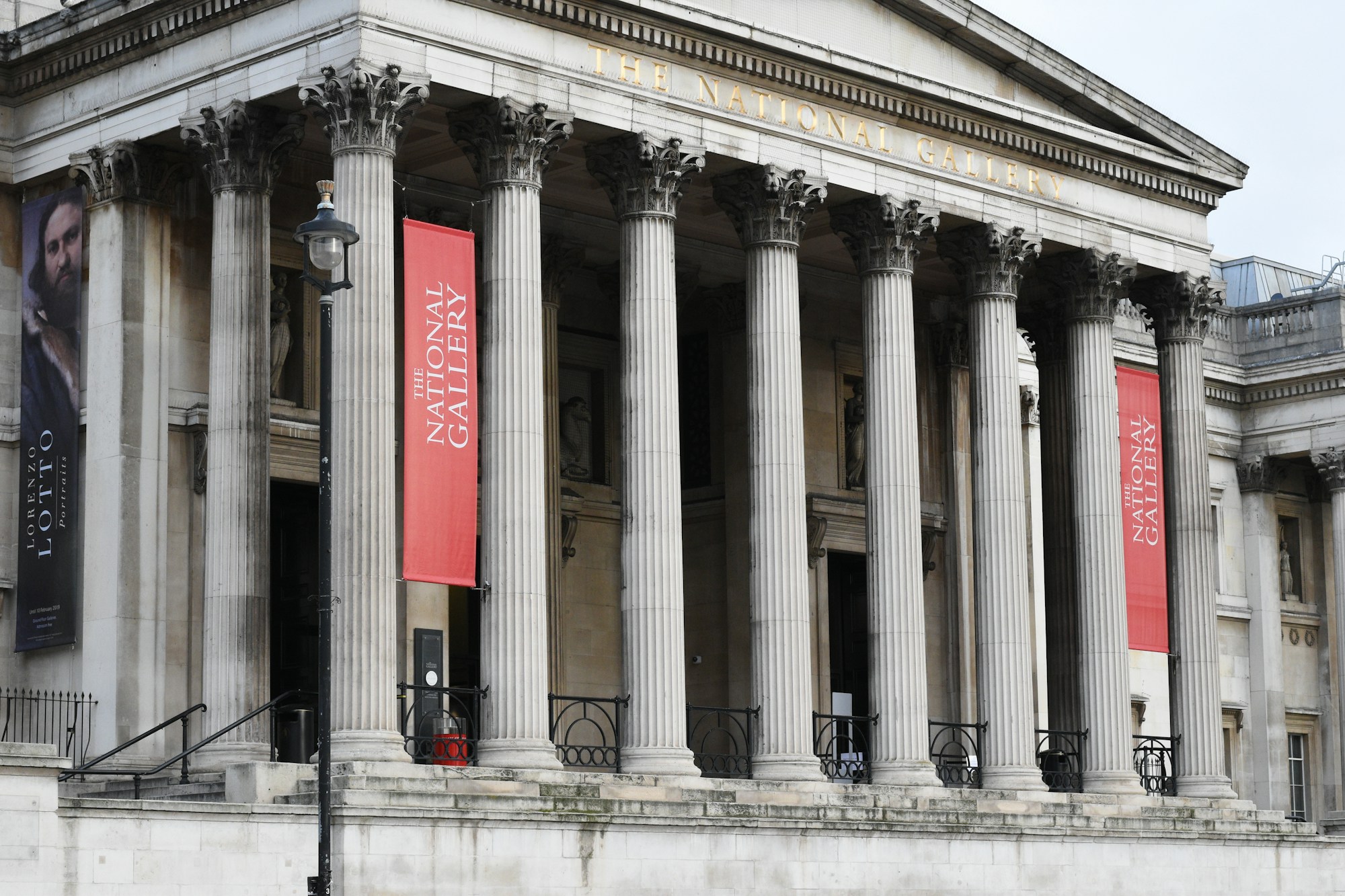 Façade de la National Gallery sur Trafalgar Square, à Londres