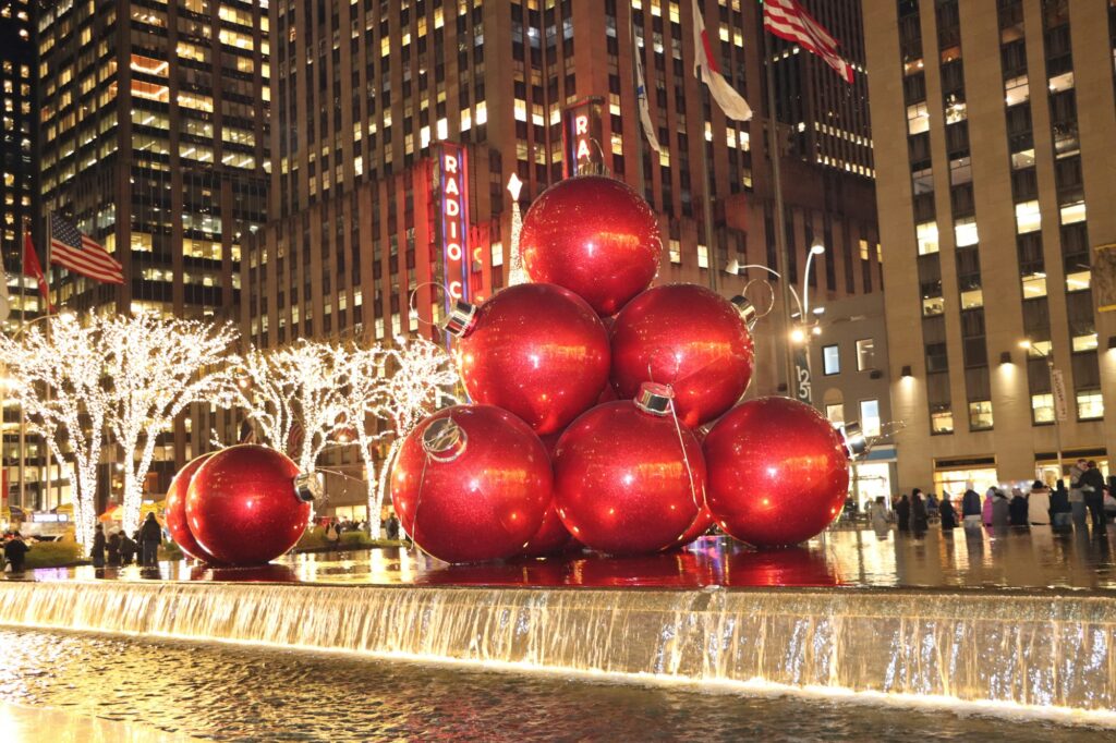 Rues de New York décorées de lumières de Noël le soir