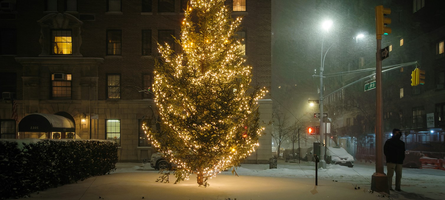 Rue new-yorkaise décorée de guirlandes lumineuses le soir