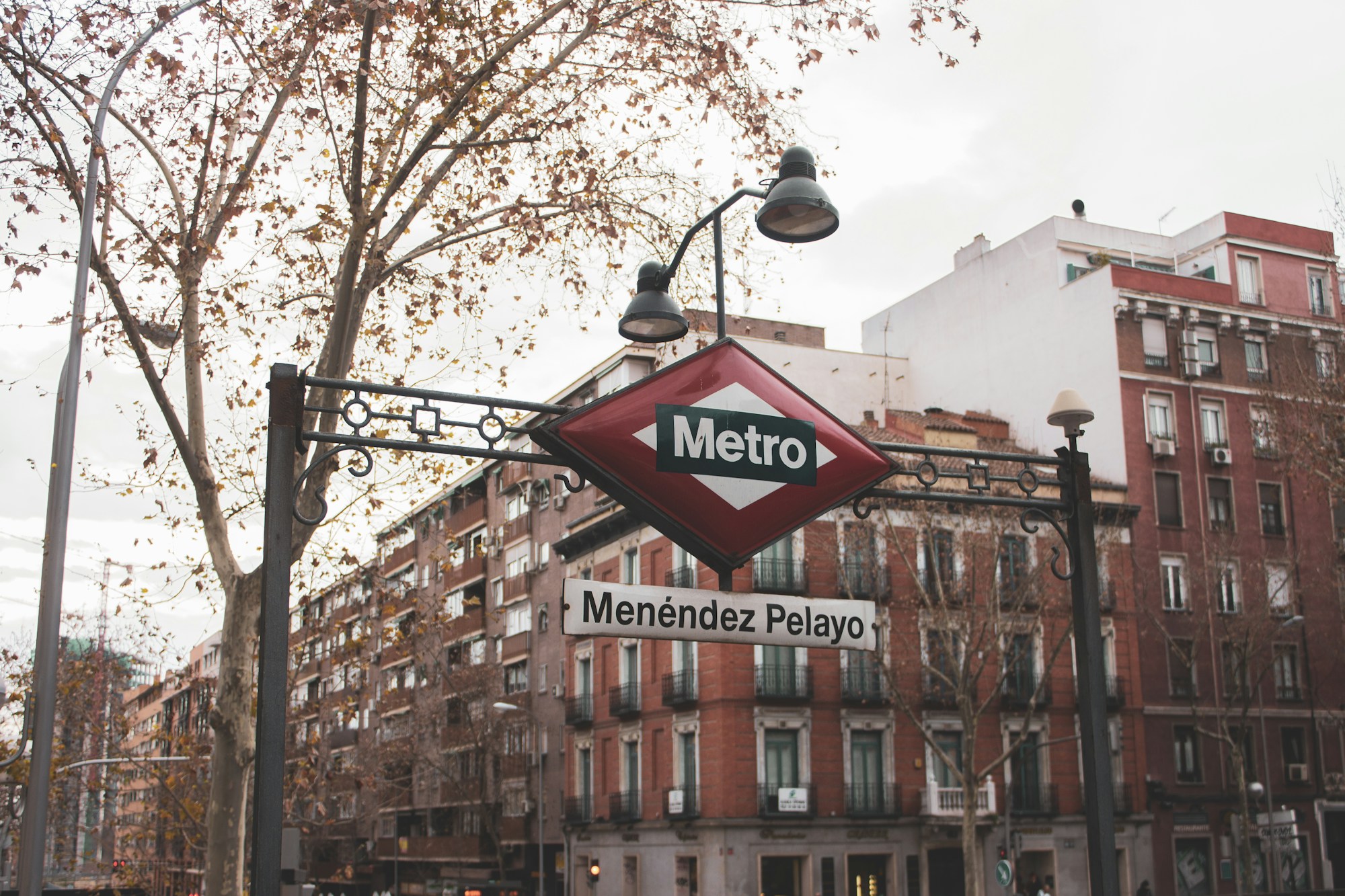 Oberirdisches Metroschild an der Station Menéndez Pelayo, Madrid