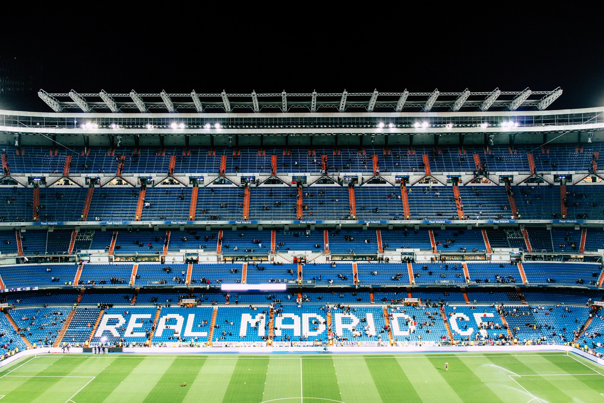 Innenraum des Stadions Santiago Bernabéu mit blauen Sitzen und dem Schriftzug von Real Madrid