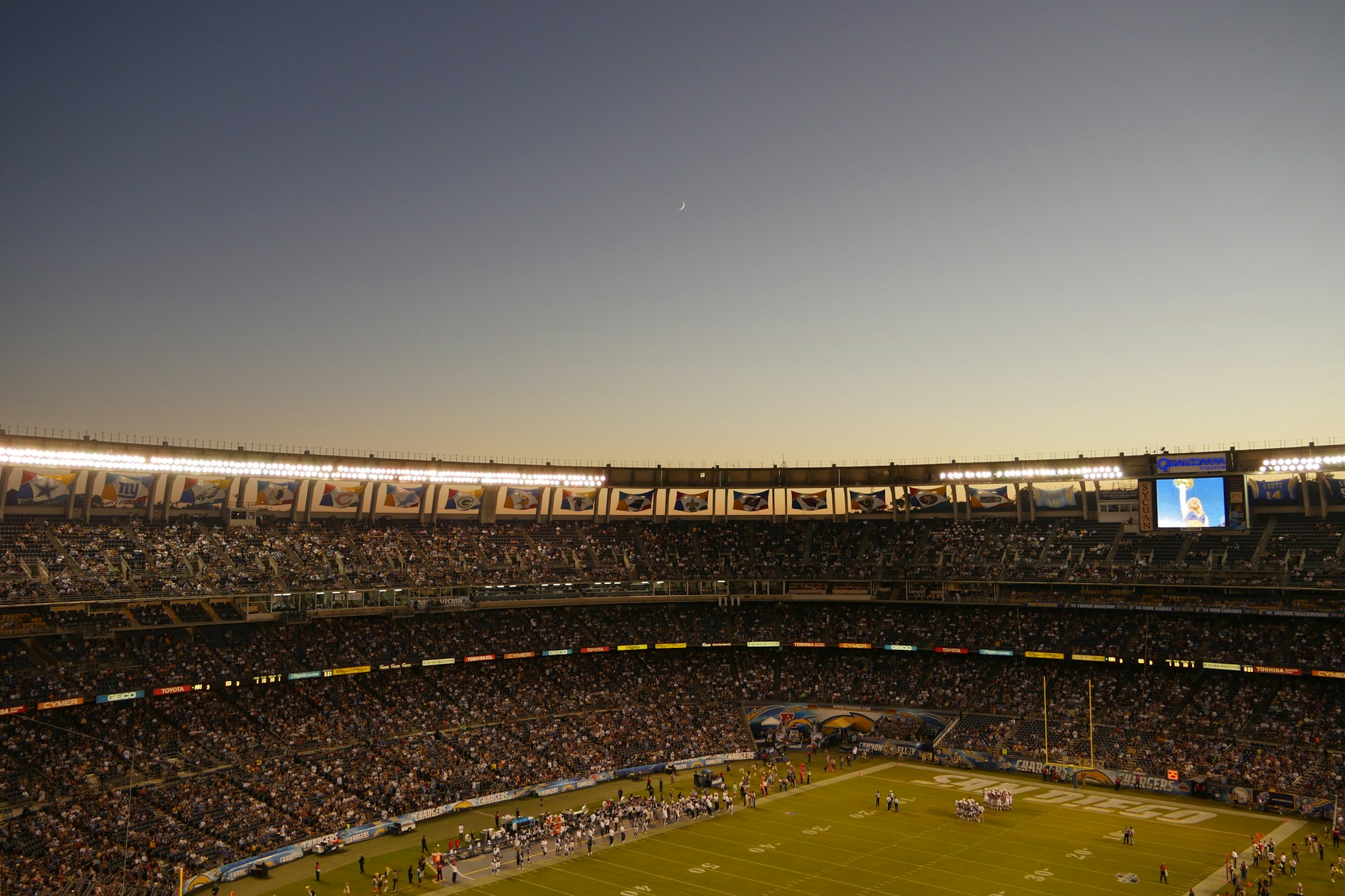 Fans auf den Tribünen eines American-Football-Stadions