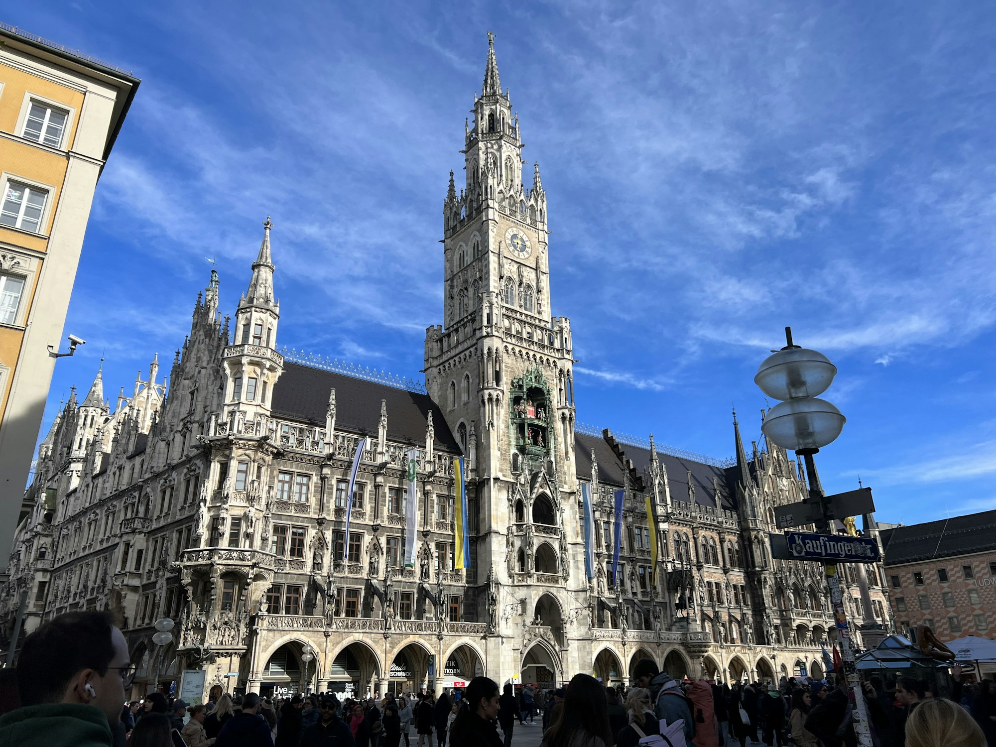 Hôtel de ville de Munich et façade gothique sur la Marienplatz