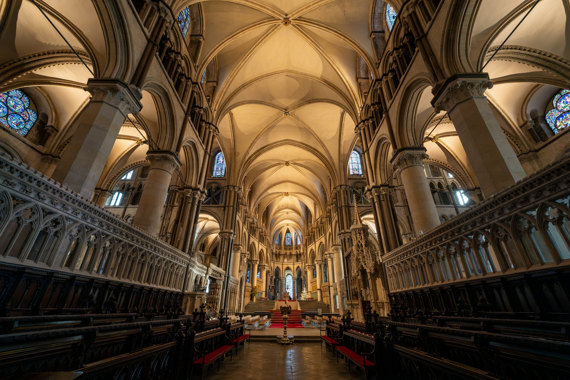 Gotisches Inneres einer englischen Kathedrale mit Gewölben und Glasfenstern