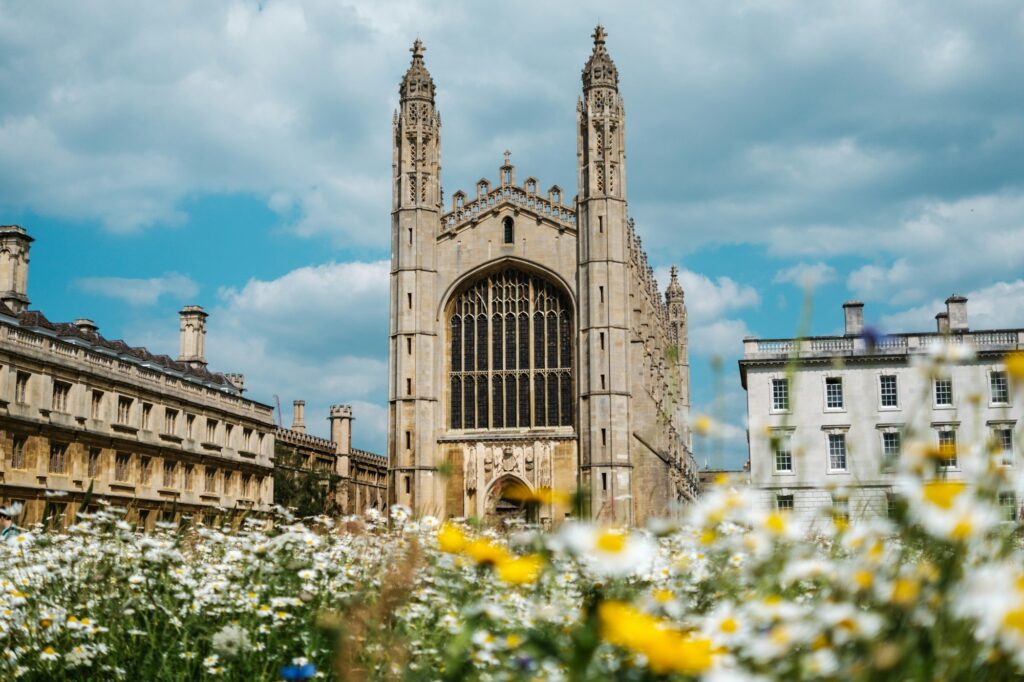 Chapelle de King's College à Cambridge vue depuis une prairie fleurie
