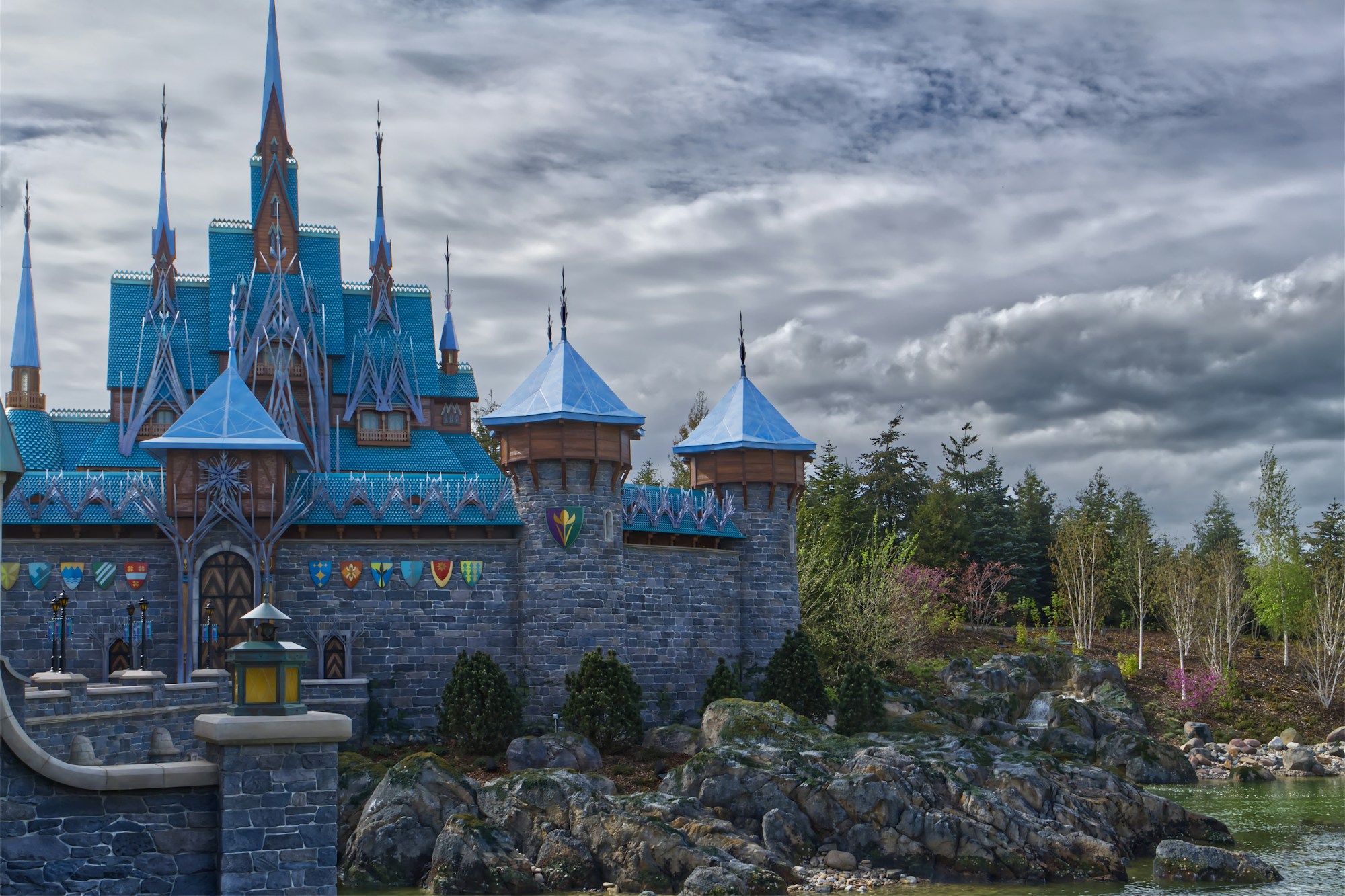 El castillo de Arendelle en Disneyland Paris, con tejados azules y escudos
