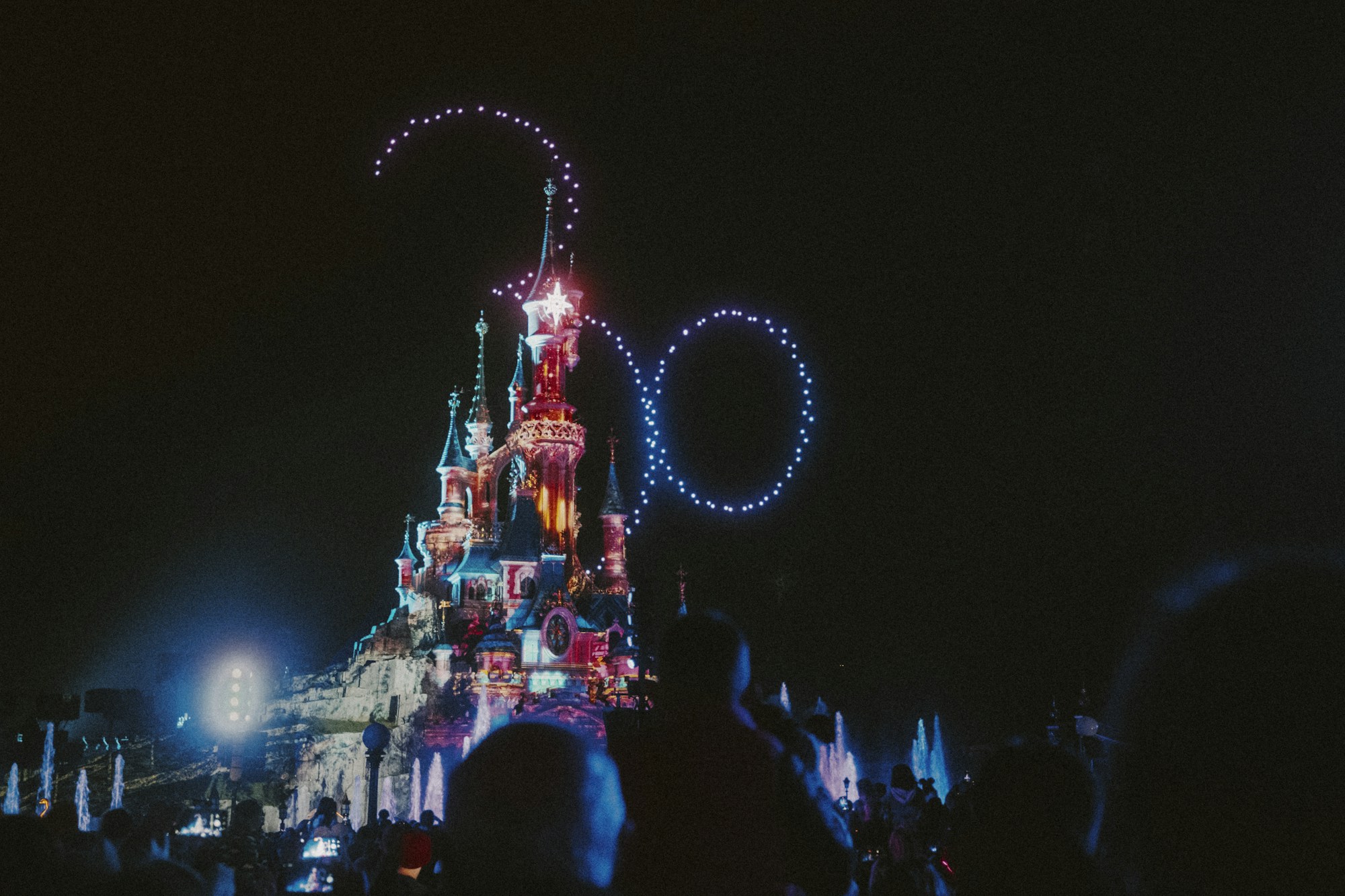 El castillo de La Bella Durmiente en Disneyland Paris, iluminado de noche