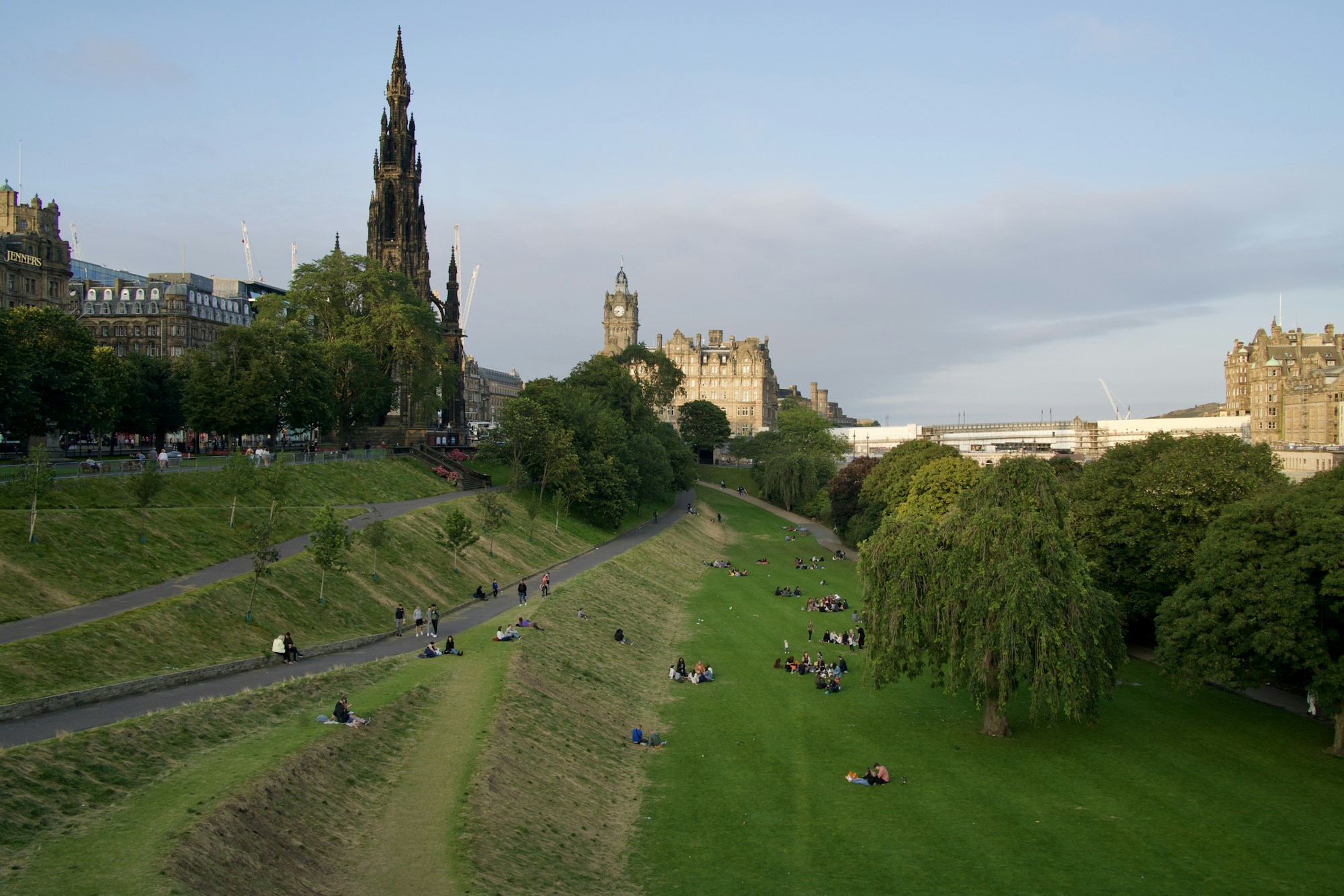 Abend in den Princes Street Gardens in Edinburgh, mit dem Schloss im Hintergrund
