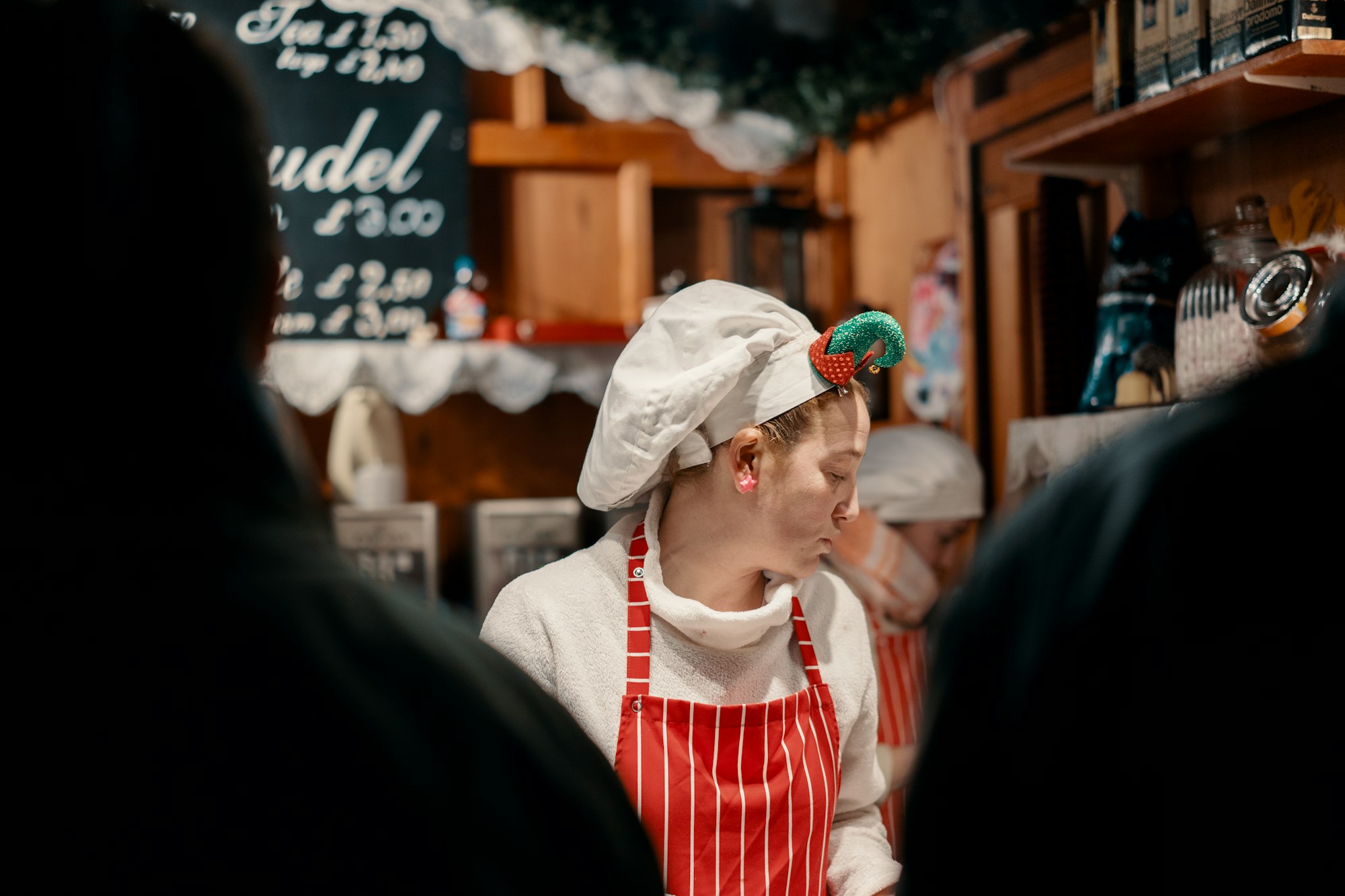 Weihnachtsdeko in Edinburgh, mit Lichtern und Winterstimmung in der Stadt