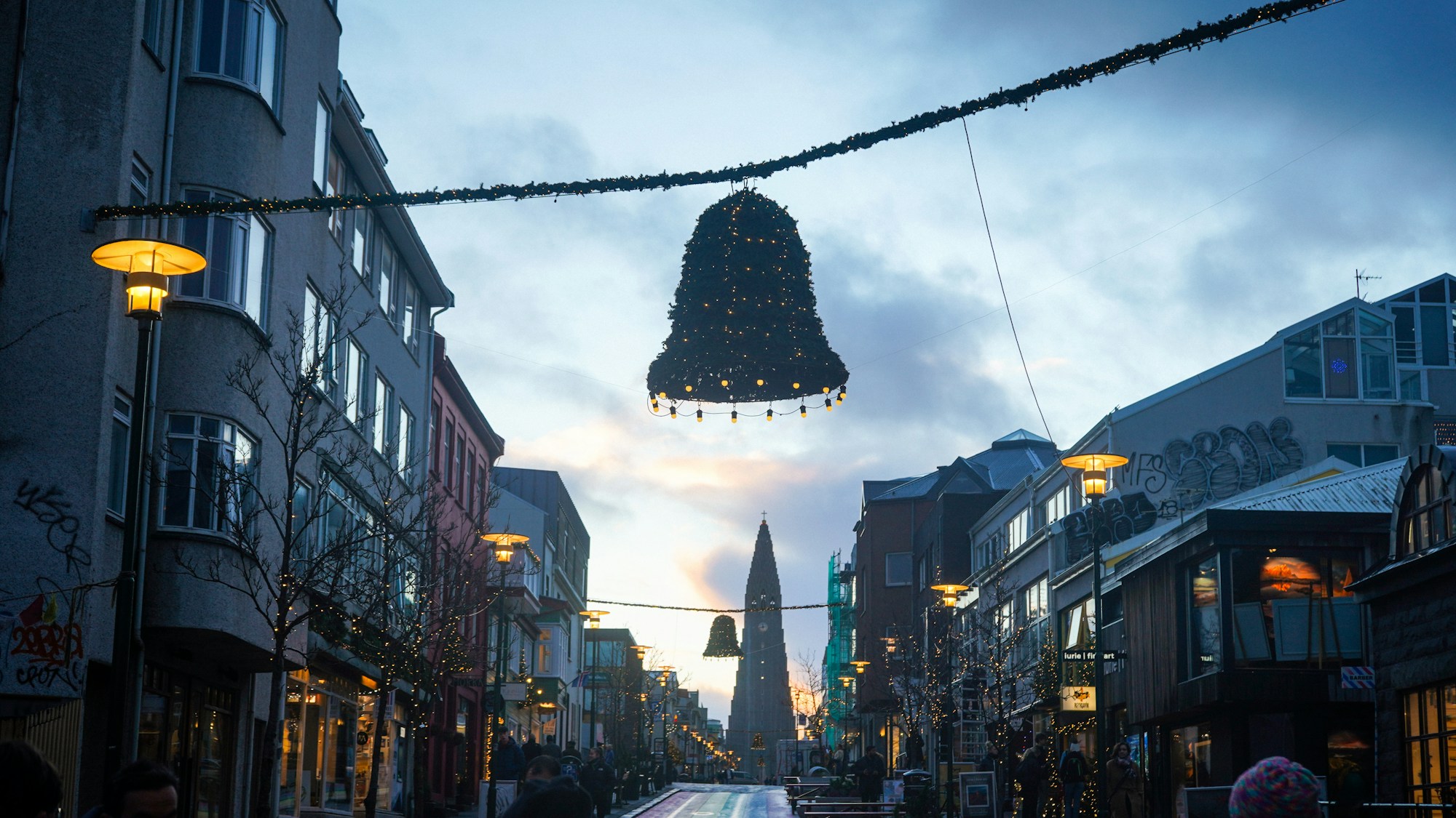 Strada colorata del centro di Reykjavík in una giornata calma