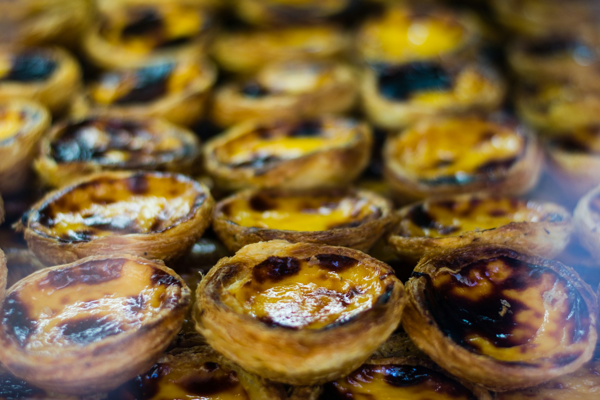 Pastéis de nata alignés sur un plateau de pâtisserie portugaise