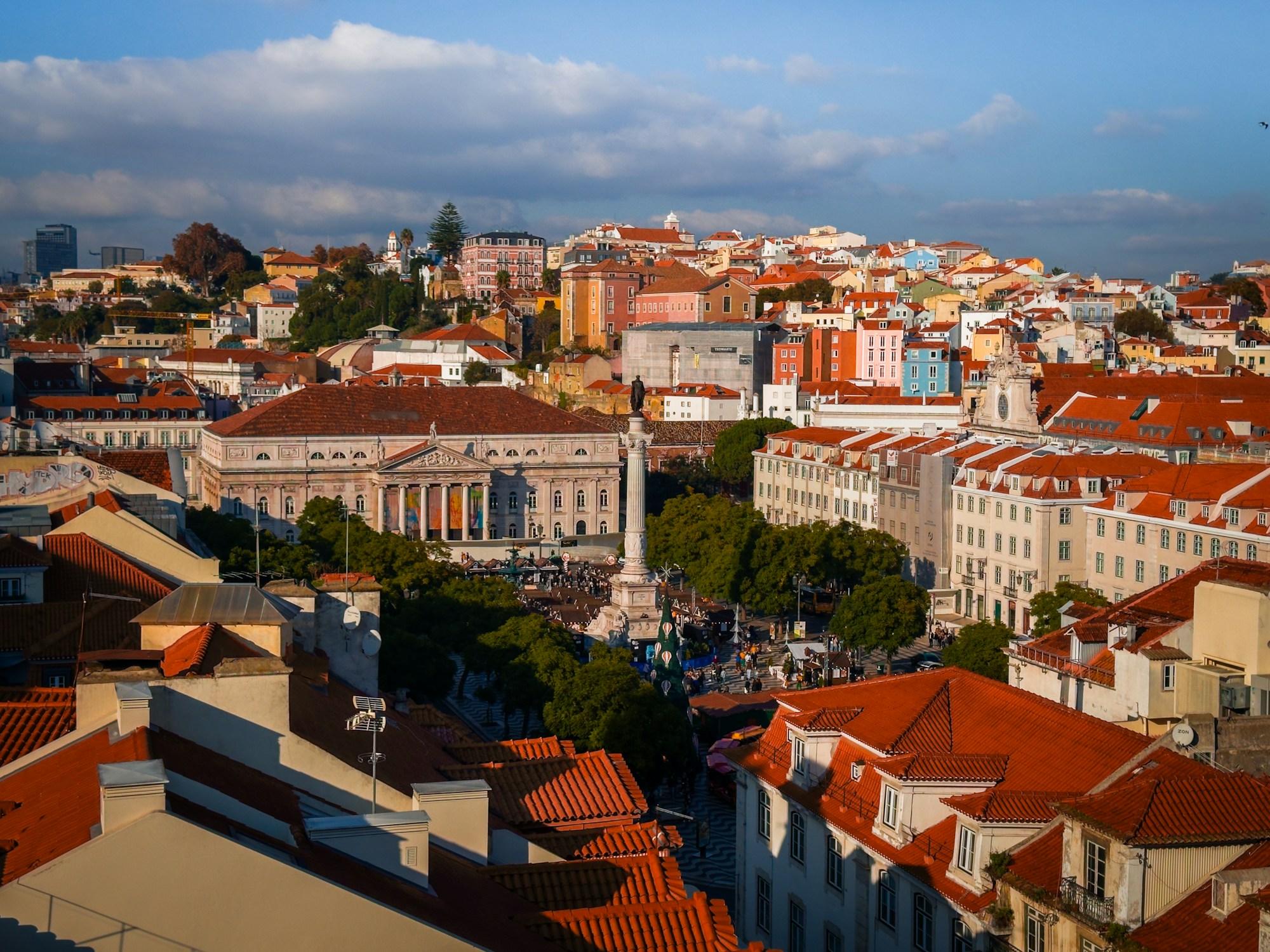 Vue aérienne de la place du Rossio à Lisbonne, avec la colonne de Dom Pedro IV