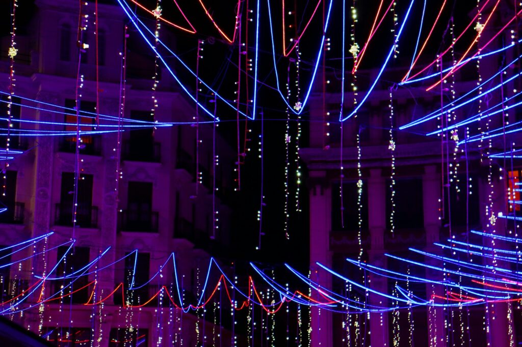 Rue de Madrid décorée de lumières de Noël en soirée