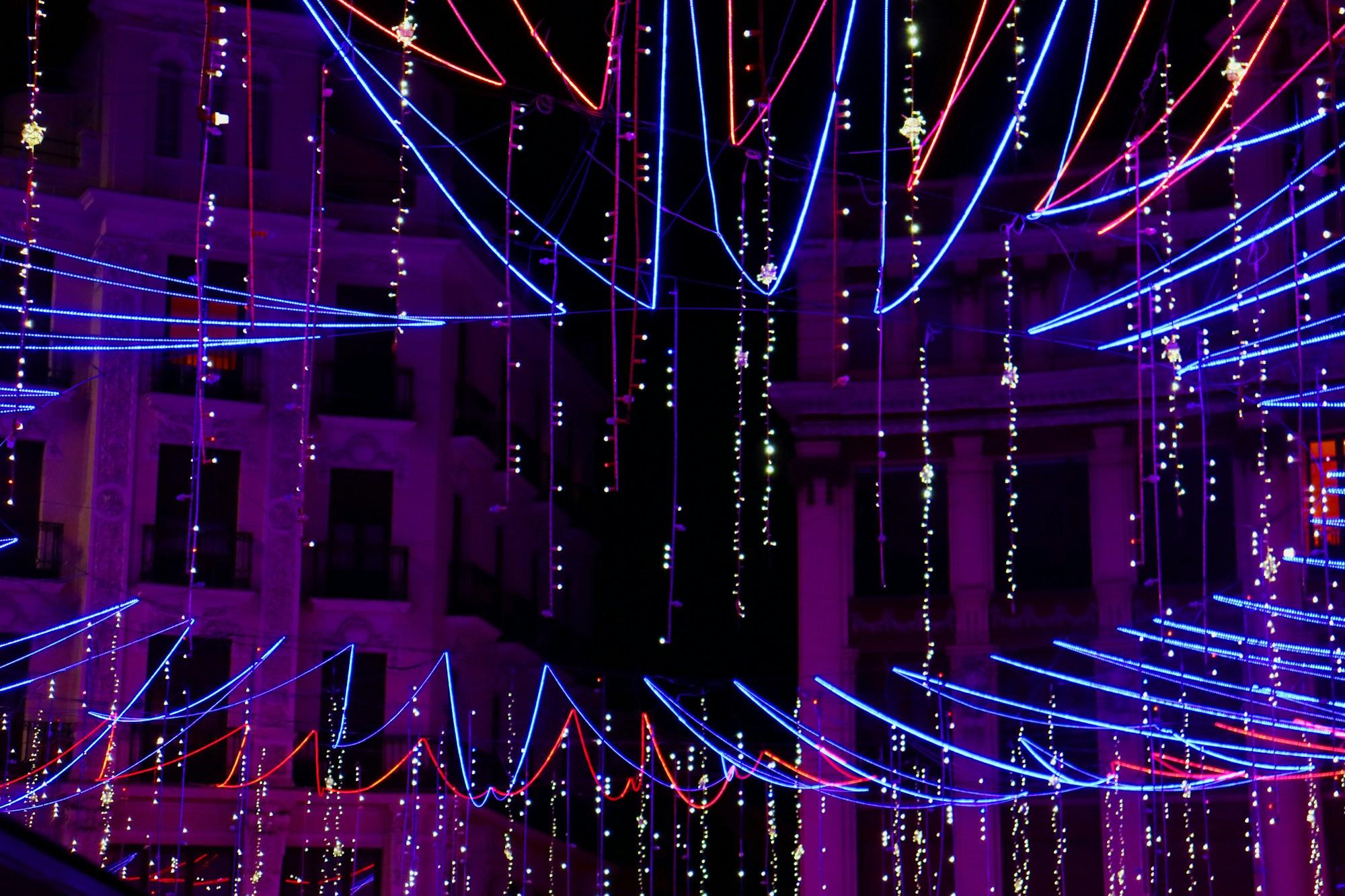 Rue madrilène décorée de guirlandes lumineuses pendant les fêtes de Noël