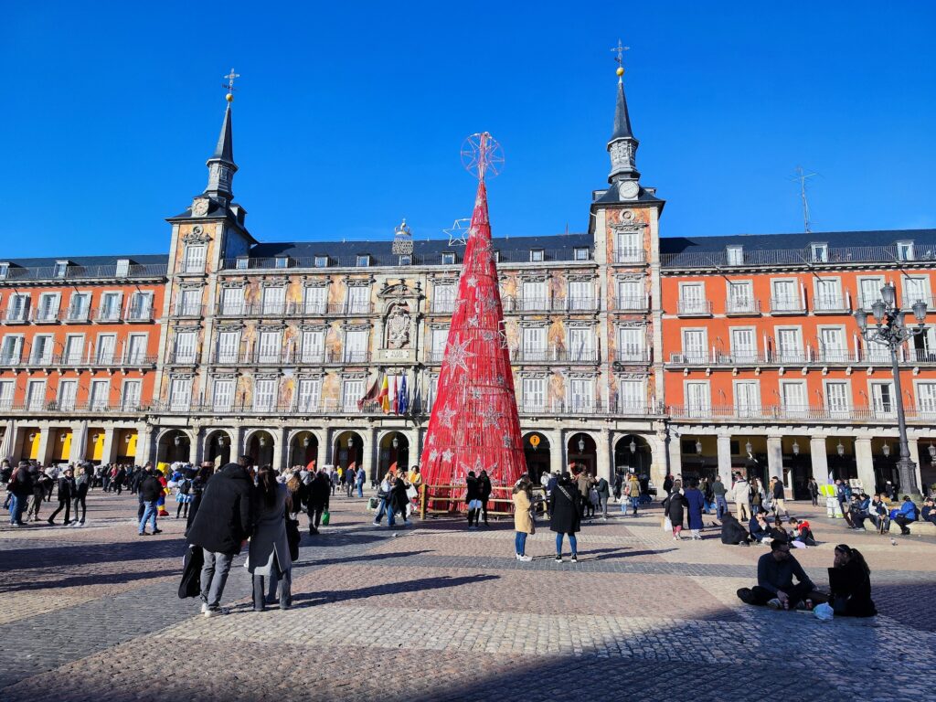 Place Mayor de Madrid, façades éclairées au crépuscule