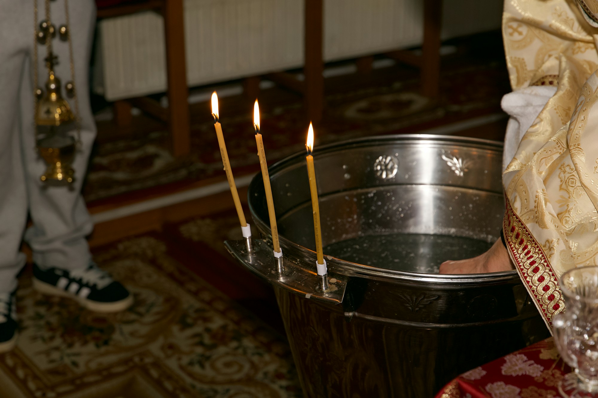 Bougies allumées pendant une cérémonie religieuse dans une église