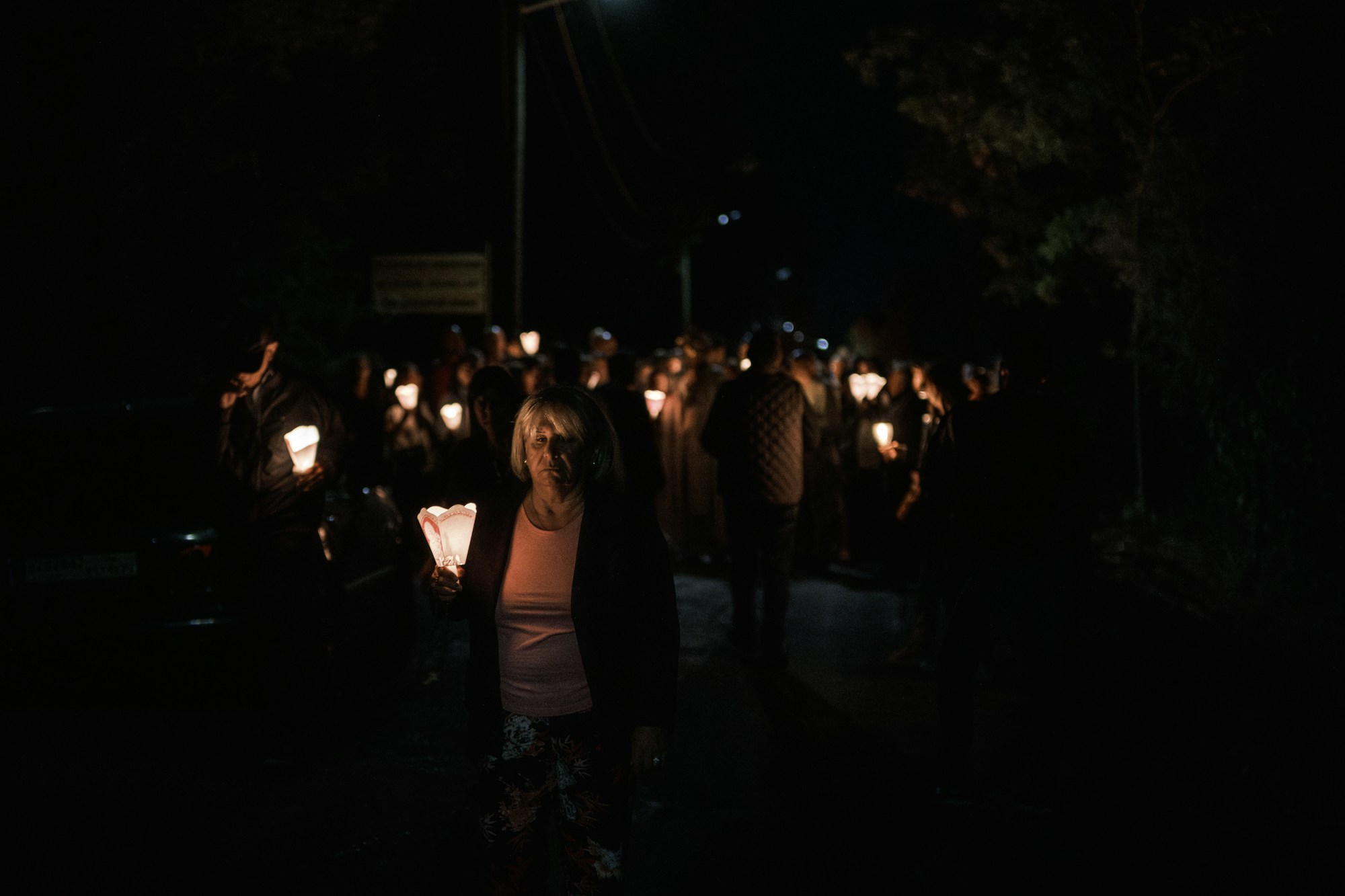 Fidèles tenant des bougies lors d'une procession de nuit