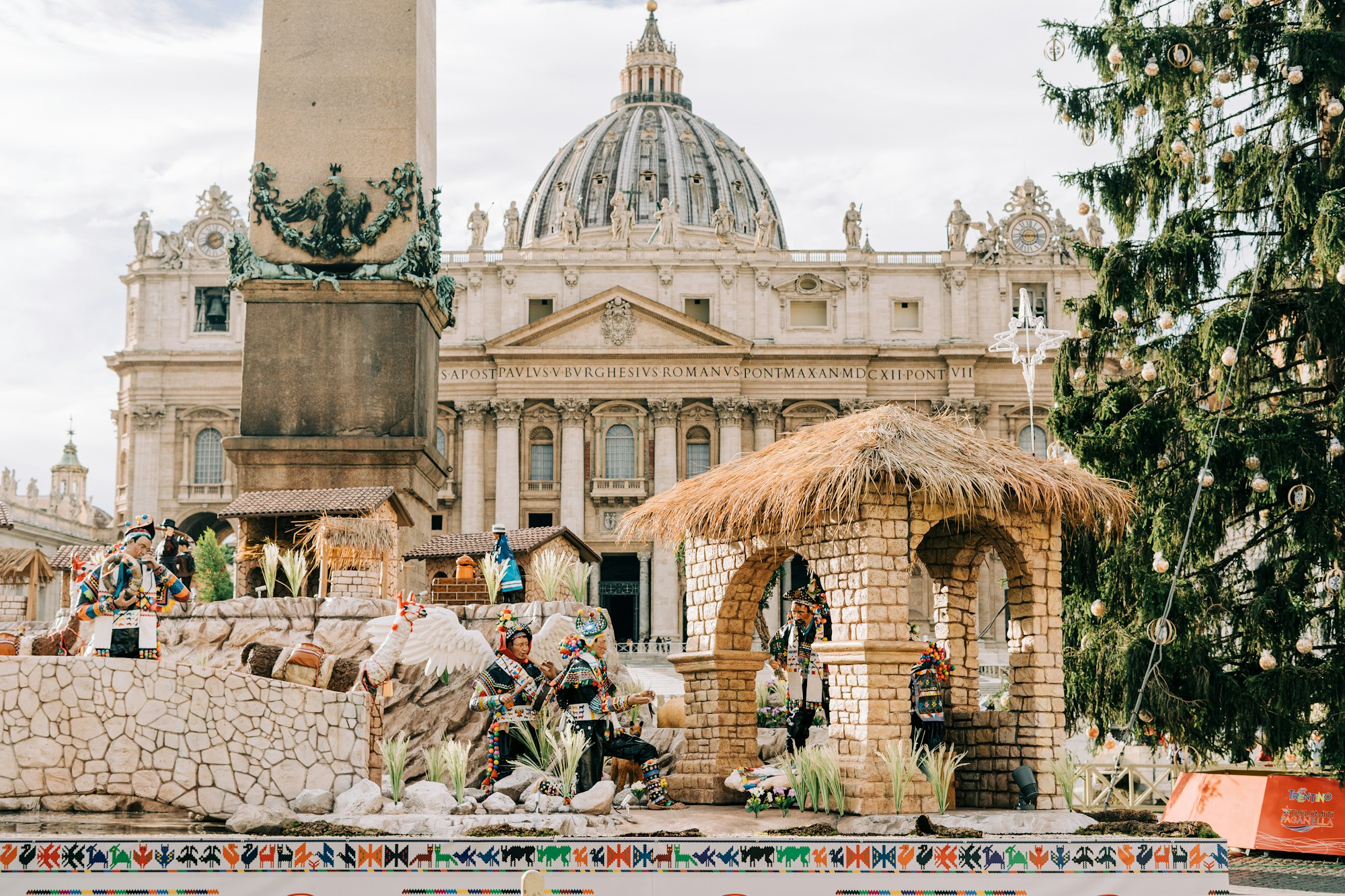 Crèche monumentale sur la place Saint-Pierre, au Vatican, devant la basilique