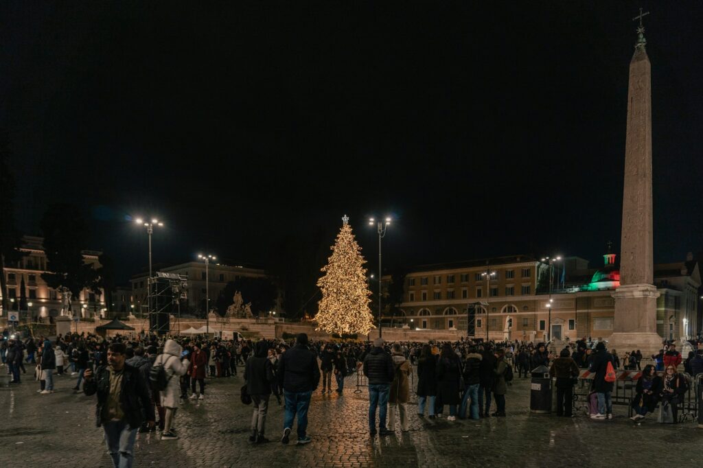 Sapin de Noël illuminé sur la Piazza del Popolo à Rome, de nuit, avec l'obélisque