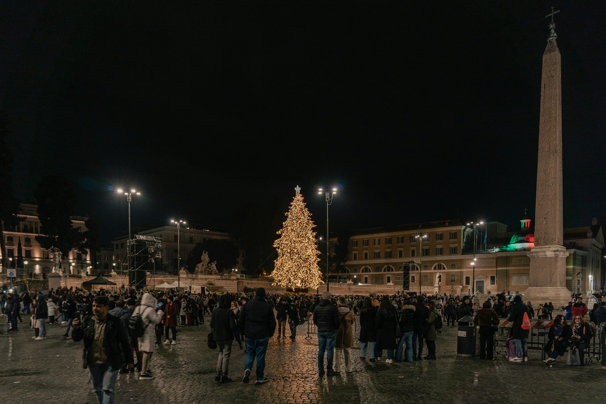 Sapin de Noël illuminé sur la Piazza del Popolo à Rome, de nuit, avec l'obélisque