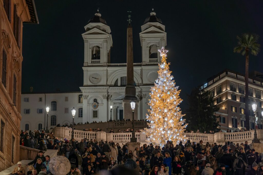 Sapin de Noël illuminé à Rome, de nuit
