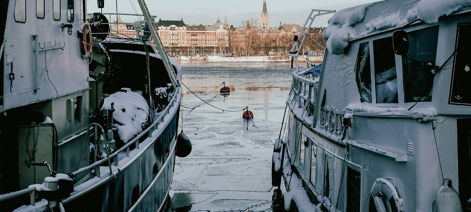 Bateaux pris dans la glace à Stockholm, matin d'hiver