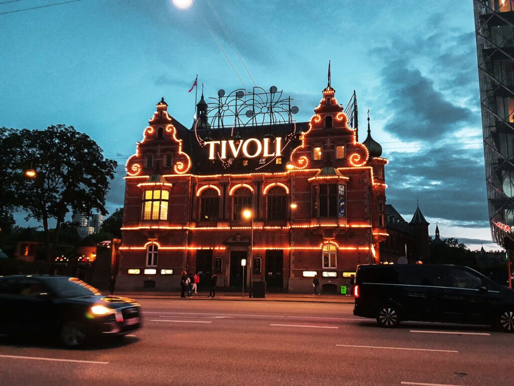 Lumières de Noël du parc Tivoli à Copenhague au crépuscule