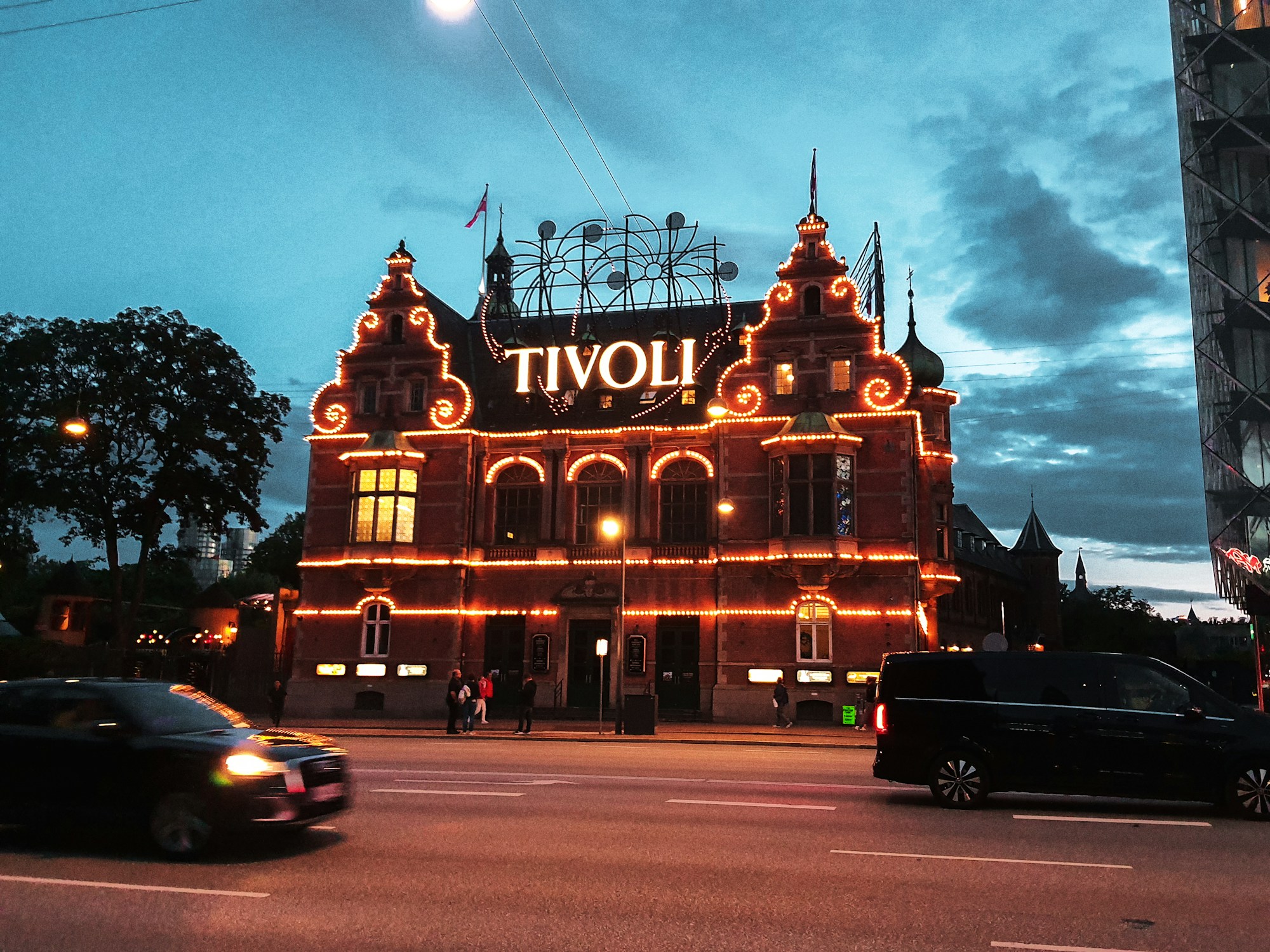 Luci di Natale del parco Tivoli a Copenaghen al crepuscolo